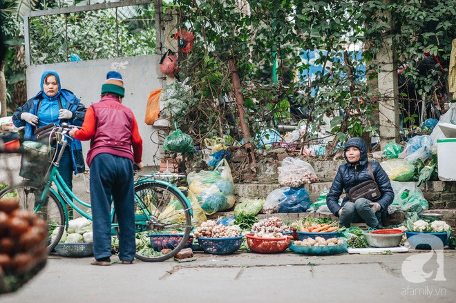 Những ngày Tết phồn hoa, vẫn còn một ngôi chợ cũ xưa thong thả như thời bao cấp giữa lòng Hà Nội - Ảnh 6.