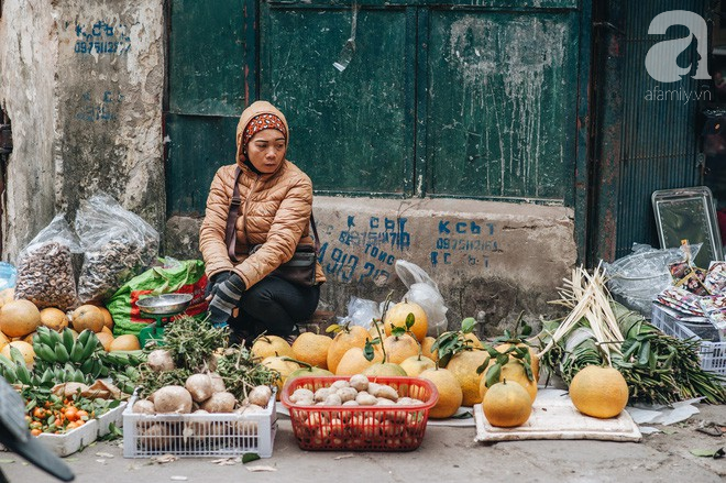 Những ngày Tết phồn hoa, vẫn còn một ngôi chợ cũ xưa thong thả như thời bao cấp giữa lòng Hà Nội - Ảnh 15.