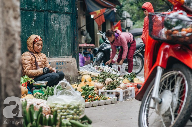 Những ngày Tết phồn hoa, vẫn còn một ngôi chợ cũ xưa thong thả như thời bao cấp giữa lòng Hà Nội - Ảnh 20.