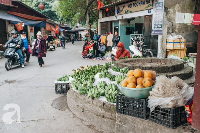 Những ngày Tết phồn hoa, vẫn còn một ngôi chợ cũ xưa thong thả như thời bao cấp giữa lòng Hà Nội - Ảnh 16.