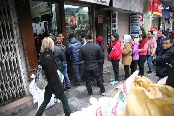 28 Tết, người Hà Nội vẫn xếp hàng dài để mua bánh chưng, giò chả tại cửa hàng này! - Ảnh 3.