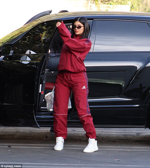 Kylie Jenner khoe xe hơi sang chảnh, chính thức tái xuất showbiz sau nhiều tháng ở ẩn - Ảnh 3.