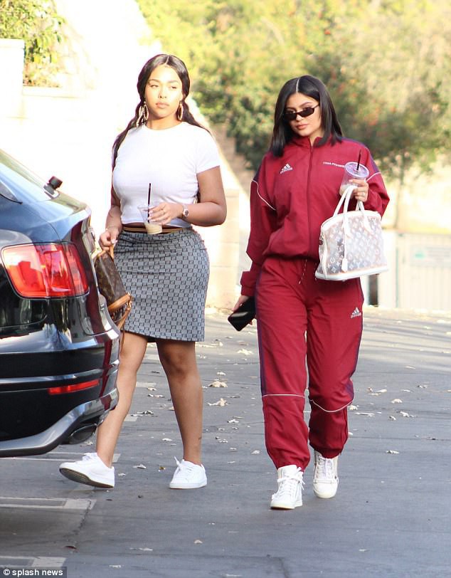 Kylie Jenner khoe xe hơi sang chảnh, chính thức tái xuất showbiz sau nhiều tháng ở ẩn - Ảnh 4.