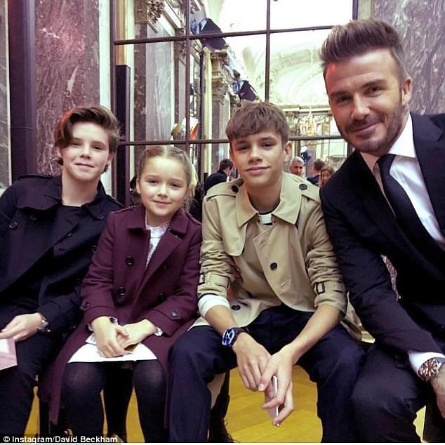 Má hồng răng sún, không chỉ xinh mà Harper Beckham trông còn cực dễ thương và ngọt ngào - Ảnh 4.