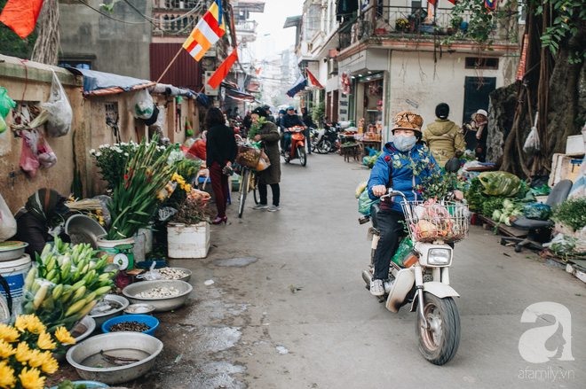 Những ngày Tết phồn hoa, vẫn còn một ngôi chợ cũ xưa thong thả như thời bao cấp giữa lòng Hà Nội - Ảnh 2.