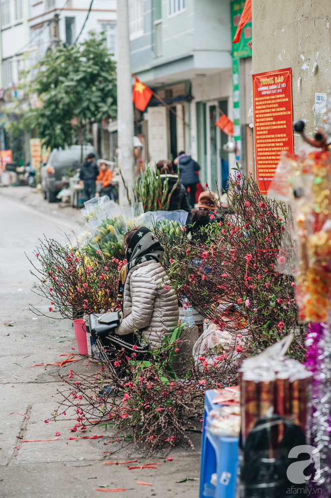 Những ngày Tết phồn hoa, vẫn còn một ngôi chợ cũ xưa thong thả như thời bao cấp giữa lòng Hà Nội - Ảnh 9.