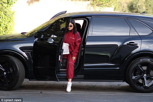 Kylie Jenner khoe xe hơi sang chảnh, chính thức tái xuất showbiz sau nhiều tháng ở ẩn - Ảnh 7.