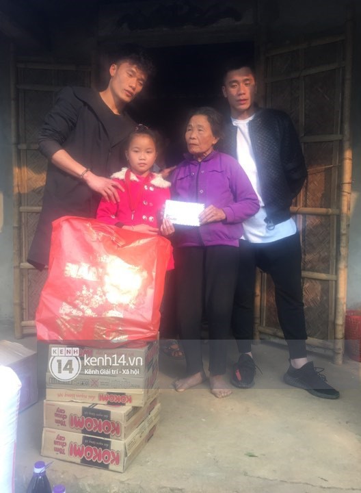 Vừa về đến nhà, hai anh em Tiến Dũng - Tiến Dụng đã đi tặng quà từ thiện cho gia đình khó khăn trong làng - Ảnh 7.
