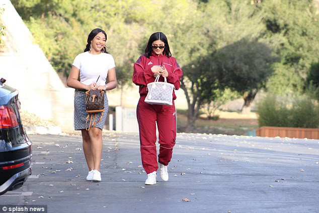 Kylie Jenner khoe xe hơi sang chảnh, chính thức tái xuất showbiz sau nhiều tháng ở ẩn - Ảnh 8.