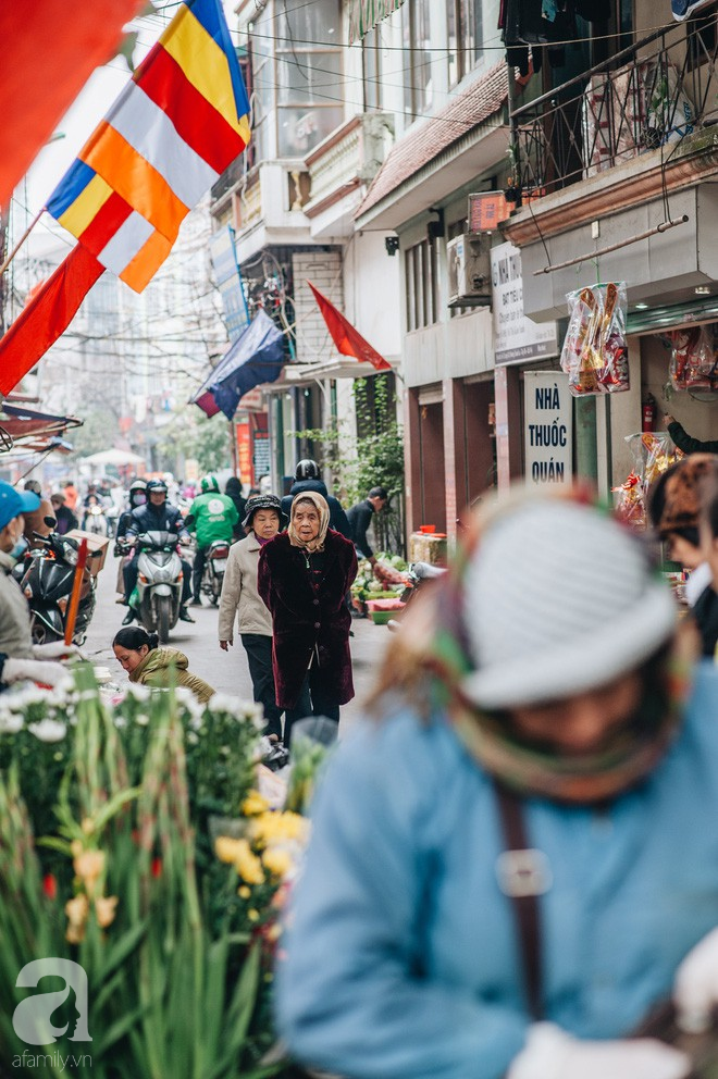 Những ngày Tết phồn hoa, vẫn còn một ngôi chợ cũ xưa thong thả như thời bao cấp giữa lòng Hà Nội - Ảnh 8.