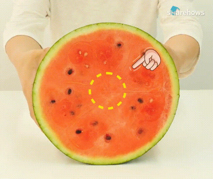 This Tet, try peeling watermelon using this new method, just a light shake and seeds fall out in batches - Image 2.