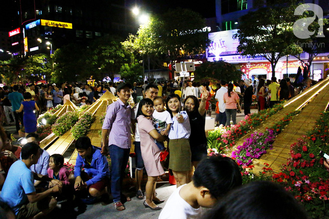 Đêm khai mạc đường hoa Nguyễn Huệ: Người tấp nập ngắm hoa và linh vật, người cố bán hàng để kiếm thêm ngày Tết - Ảnh 3.