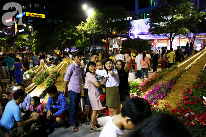 Đêm khai mạc đường hoa Nguyễn Huệ: Người tấp nập ngắm hoa và linh vật, người cố bán hàng để kiếm thêm ngày Tết - Ảnh 10.