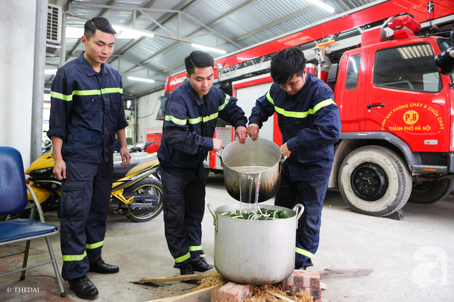 Các chiến sĩ PCCC quây quần bên nồi bánh chưng xanh, cùng nhau nướng khoai vui vẻ những ngày cuối năm - Ảnh 7.