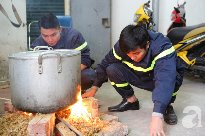 Các chiến sĩ PCCC quây quần bên nồi bánh chưng xanh, cùng nhau nướng khoai vui vẻ những ngày cuối năm - Ảnh 11.