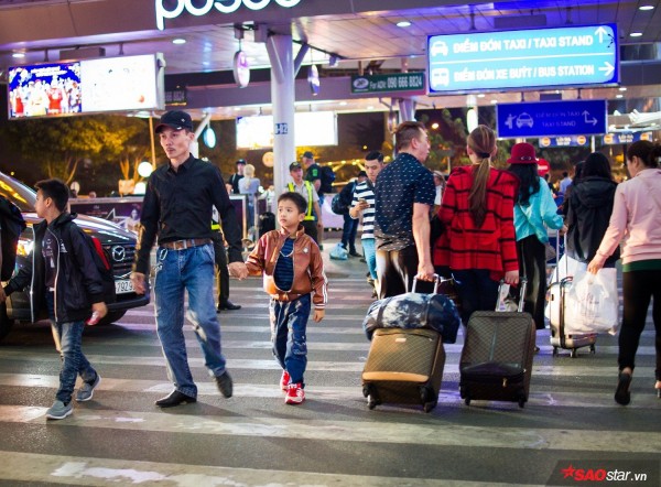 Hành khách khổ sở nằm vật vờ suốt đêm tại sân bay Tân Sơn Nhất chờ check-in - Ảnh 1.
