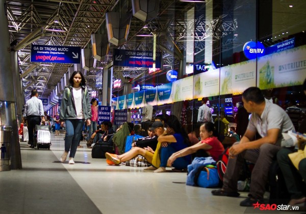 Hành khách khổ sở nằm vật vờ suốt đêm tại sân bay Tân Sơn Nhất chờ check-in - Ảnh 2.