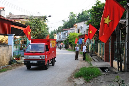 Treo cờ đón tết, 2 vợ chồng bị điện giật nhập viện - Ảnh 1. Treo cờ đón tết, 2 vợ chồng bị điện giật nhập viện - Ảnh 1.