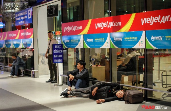 Hành khách khổ sở nằm vật vờ suốt đêm tại sân bay Tân Sơn Nhất chờ check-in - Ảnh 13.