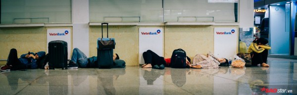 Hành khách khổ sở nằm vật vờ suốt đêm tại sân bay Tân Sơn Nhất chờ check-in - Ảnh 14.