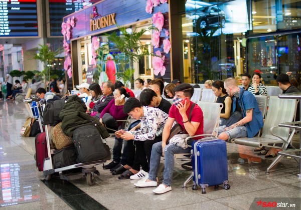 Hành khách khổ sở nằm vật vờ suốt đêm tại sân bay Tân Sơn Nhất chờ check-in - Ảnh 3.