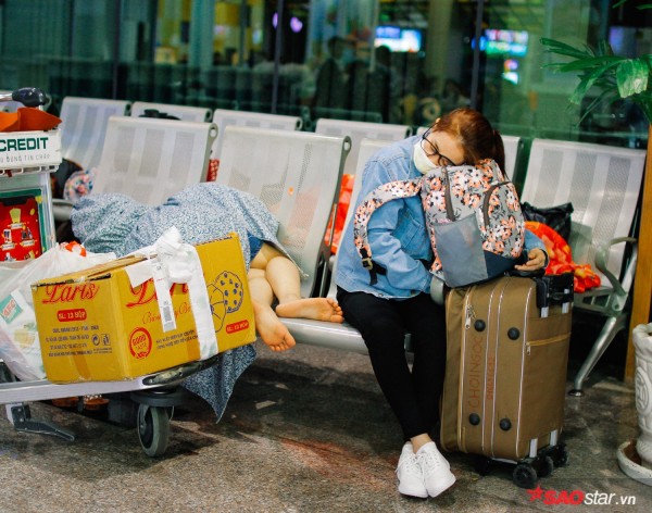 Hành khách khổ sở nằm vật vờ suốt đêm tại sân bay Tân Sơn Nhất chờ check-in - Ảnh 4.
