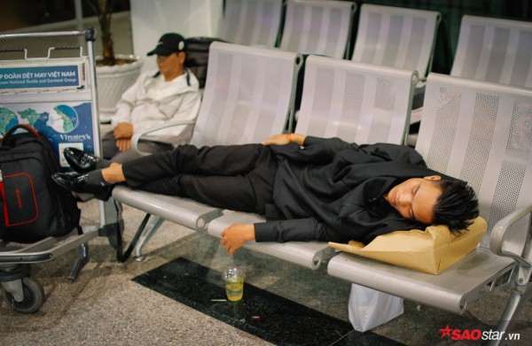 Hành khách khổ sở nằm vật vờ suốt đêm tại sân bay Tân Sơn Nhất chờ check-in - Ảnh 5.