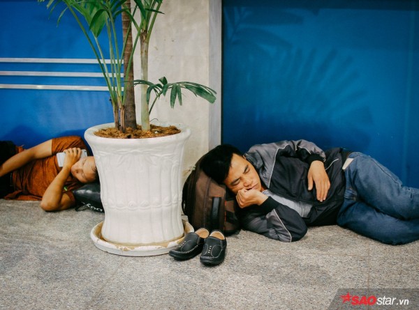 Hành khách khổ sở nằm vật vờ suốt đêm tại sân bay Tân Sơn Nhất chờ check-in - Ảnh 7.