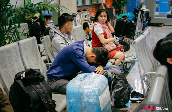 Hành khách khổ sở nằm vật vờ suốt đêm tại sân bay Tân Sơn Nhất chờ check-in - Ảnh 9.