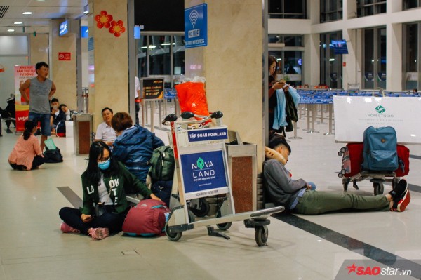 Hành khách khổ sở nằm vật vờ suốt đêm tại sân bay Tân Sơn Nhất chờ check-in - Ảnh 10.