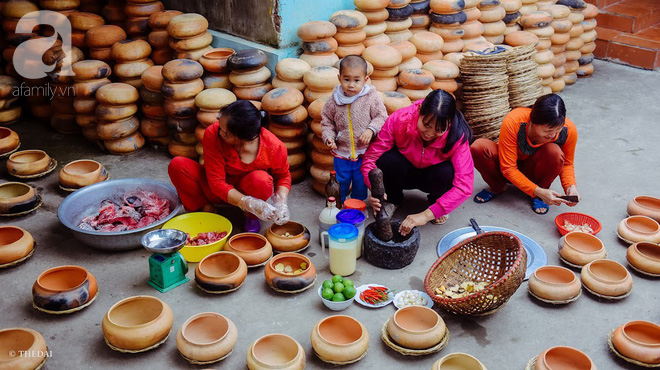 Làng cá kho Vũ Đại đỏ lửa ngày đêm cho kịp Tết, tiết lộ bí mật 10 loại gia vị, 15 giờ đợi chờ của đặc sản bạc triệu - Ảnh 1.