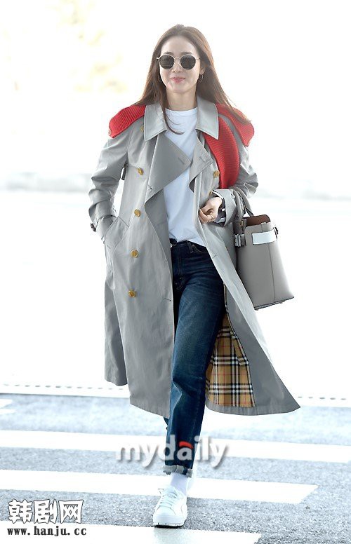 Choi Ji Woo trẻ trung diện đồ như gái đôi mươi sang London tham dự tuần lễ thời trang - Ảnh 1.
