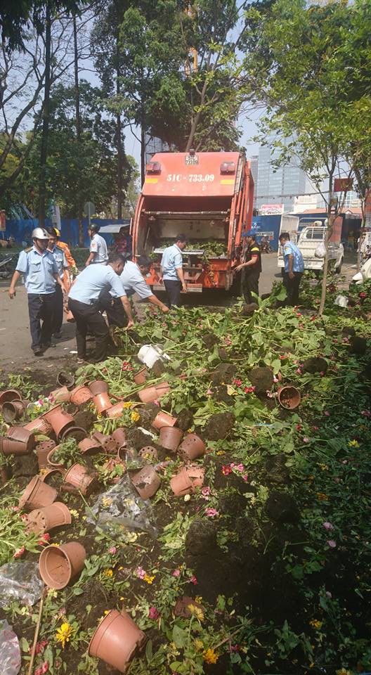 Tiểu thương đập bỏ hoa phản đối thói xin hoa giờ cuối, nhiều người Sài Gòn vẫn đến tranh thủ lượm hoa về - Ảnh 9.