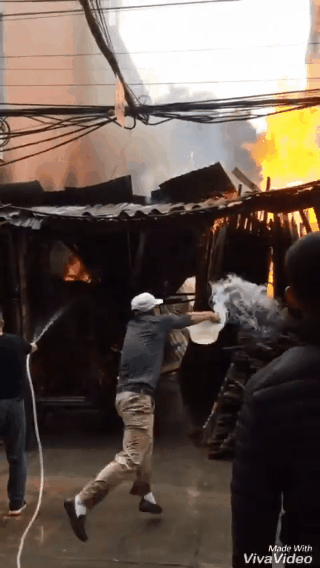 Hà Nội: Cháy nhà tạm ngày 30 Tết, hàng xóm hô hào cứu lửa - Ảnh 1.