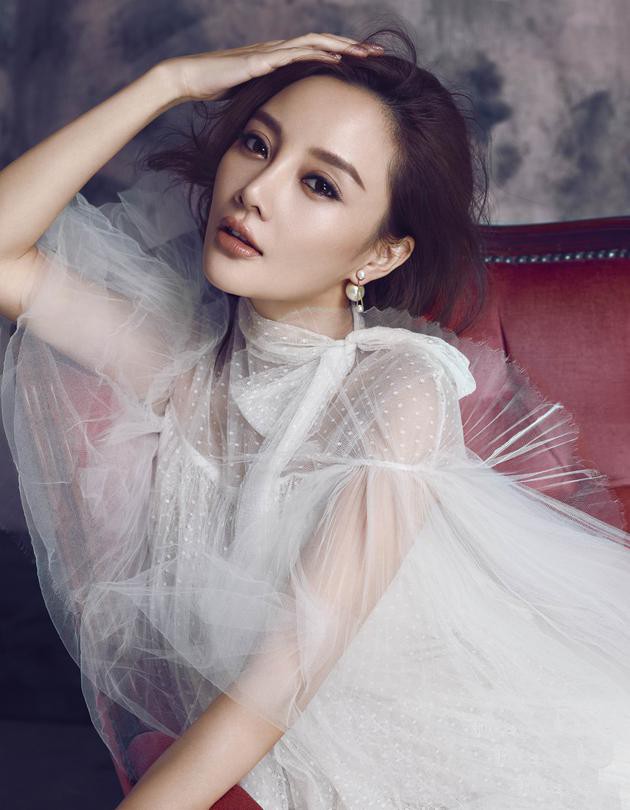 Lý Tiểu Lộ lần đầu tiên cập nhật trang cá nhân sau gần 50 ngày nổ ra scandal qua đêm cùng trai trẻ - Ảnh 1. Lý Tiểu Lộ lần đầu tiên cập nhật trang cá nhân sau gần 50 ngày nổ ra scandal qua đêm cùng trai trẻ - Ảnh 1.