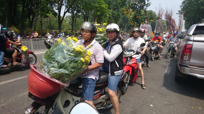 Tới giờ dẹp chợ hoa xuân ở Sài Gòn, cây kiểng bán tháo rẻ như cho nhưng vẫn bị người dân ép giá - Ảnh 3.