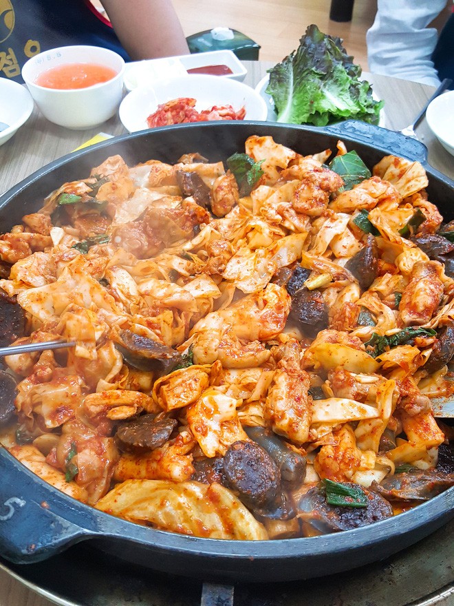 Câu chuyện đằng sau món lườn gà xào cay Dakgalbi, món ăn hấp dẫn nhất ở Chuncheon (Hàn Quốc) - Ảnh 1.