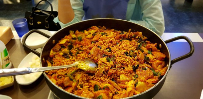 Câu chuyện đằng sau món lườn gà xào cay Dakgalbi, món ăn hấp dẫn nhất ở Chuncheon (Hàn Quốc) - Ảnh 2.