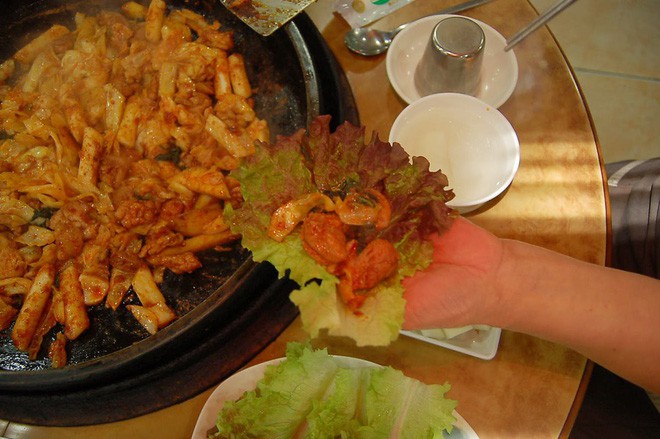 Câu chuyện đằng sau món lườn gà xào cay Dakgalbi, món ăn hấp dẫn nhất ở Chuncheon (Hàn Quốc) - Ảnh 11.