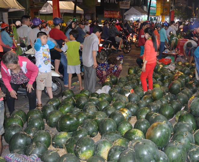 Dưa hấu xả hàng, người dân nườm nượp đi mua trong đêm cuối năm - Ảnh 16.