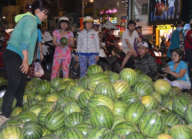 Dưa hấu xả hàng, người dân nườm nượp đi mua trong đêm cuối năm - Ảnh 3.