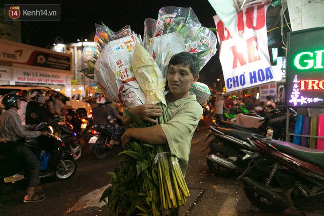 Chùm ảnh: Tối 29 Tết, chợ hoa lớn nhất Sài Gòn vẫn chật kín người mua kẻ bán - Ảnh 4.