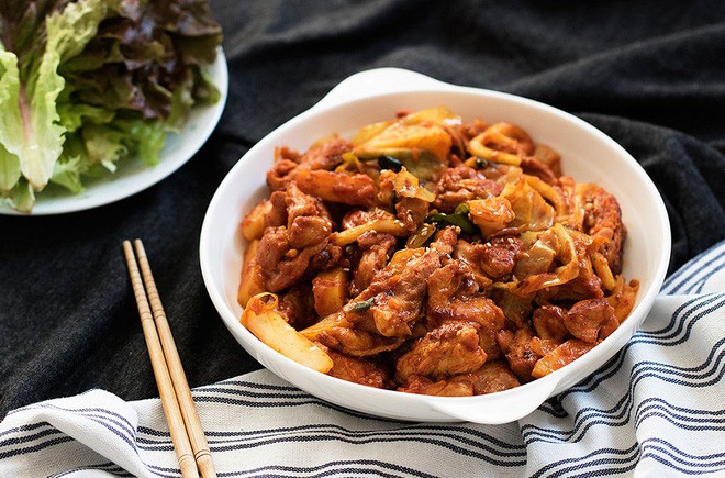 Câu chuyện đằng sau món lườn gà xào cay Dakgalbi, món ăn hấp dẫn nhất ở Chuncheon (Hàn Quốc) - Ảnh 4.