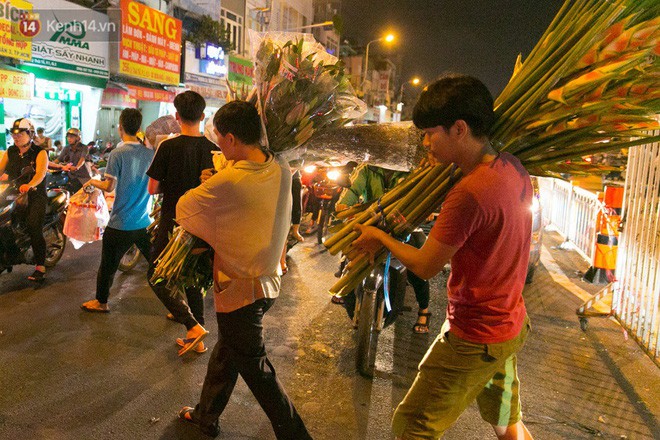 Chùm ảnh: Tối 29 Tết, chợ hoa lớn nhất Sài Gòn vẫn chật kín người mua kẻ bán - Ảnh 5.