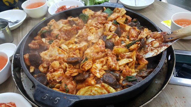 Câu chuyện đằng sau món lườn gà xào cay Dakgalbi, món ăn hấp dẫn nhất ở Chuncheon (Hàn Quốc) - Ảnh 10.