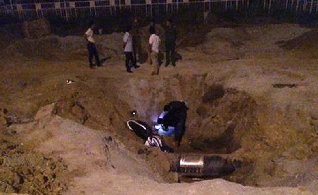 Nam thanh niên chết sau khi lao xe xuống hố công trình trong đêm 30 Tết - Ảnh 1.