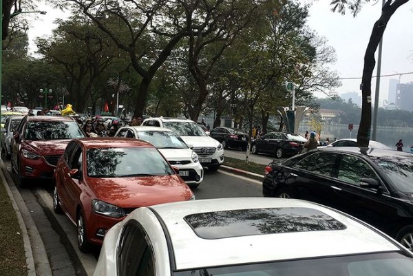 Người dân đi du xuân đầu năm đường phố Hà thành kẹt cứng - Ảnh 11. Người dân đi du xuân đầu năm đường phố Hà thành kẹt cứng - Ảnh 11.