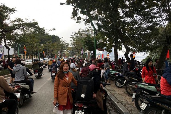 Người dân đi du xuân đầu năm đường phố Hà thành kẹt cứng - Ảnh 13. Người dân đi du xuân đầu năm đường phố Hà thành kẹt cứng - Ảnh 13.