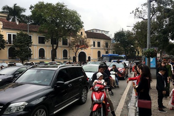 Người dân đi du xuân đầu năm đường phố Hà thành kẹt cứng - Ảnh 3. Người dân đi du xuân đầu năm đường phố Hà thành kẹt cứng - Ảnh 3.