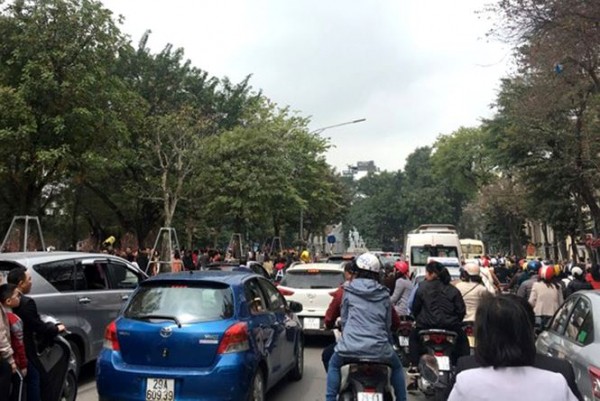Người dân đi du xuân đầu năm đường phố Hà thành kẹt cứng - Ảnh 4. Người dân đi du xuân đầu năm đường phố Hà thành kẹt cứng - Ảnh 4.